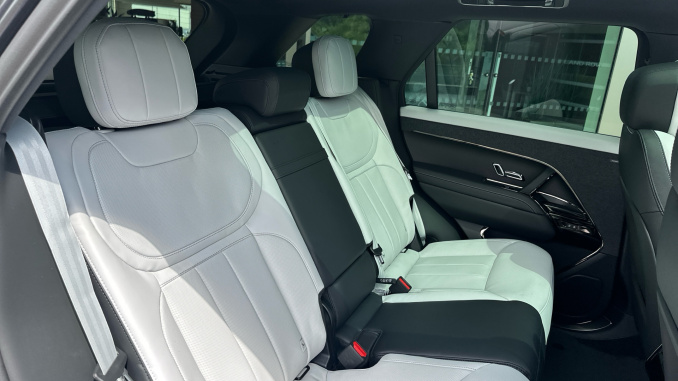 Land Rover Range Rover Sport 3.0 D250 Battersea Edition 5dr Auto Diesel Estate - Image 39